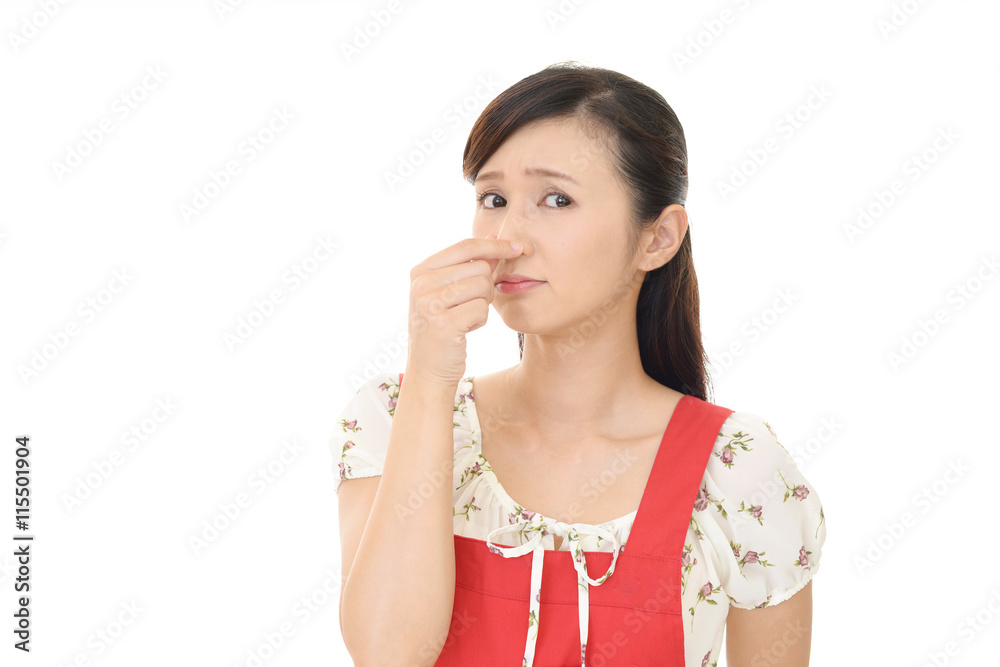 鼻をつまむ女性 鼻をつまむ女性