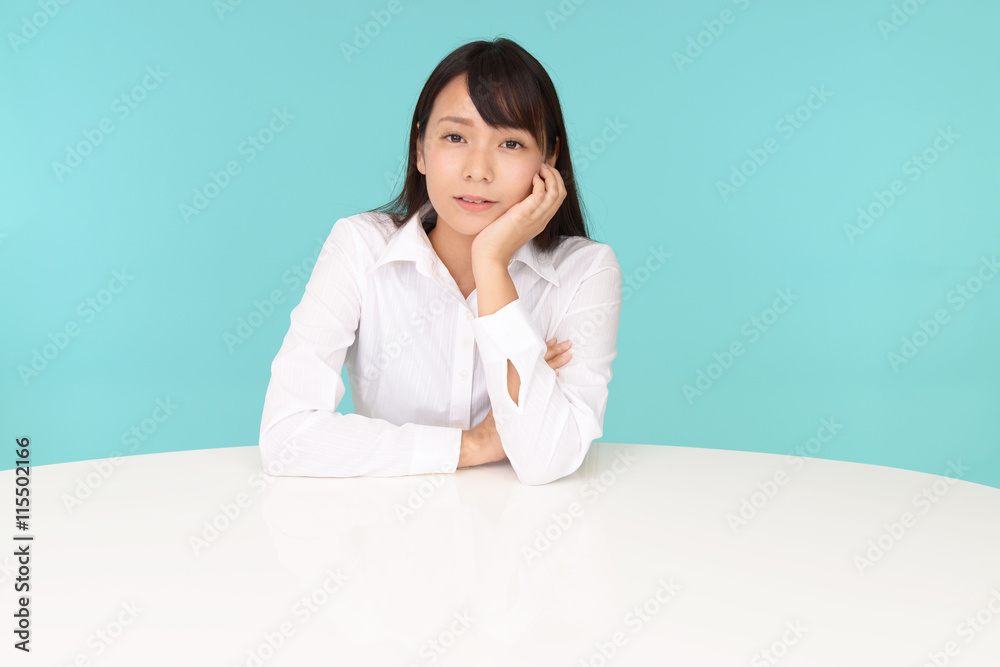寛ぐ女性 寛ぐ女性