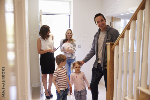 Foto Realtor Showing Young Family Around Property For Sale