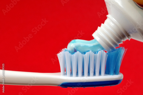 Mettre du dentifrice sur une brosse    dents