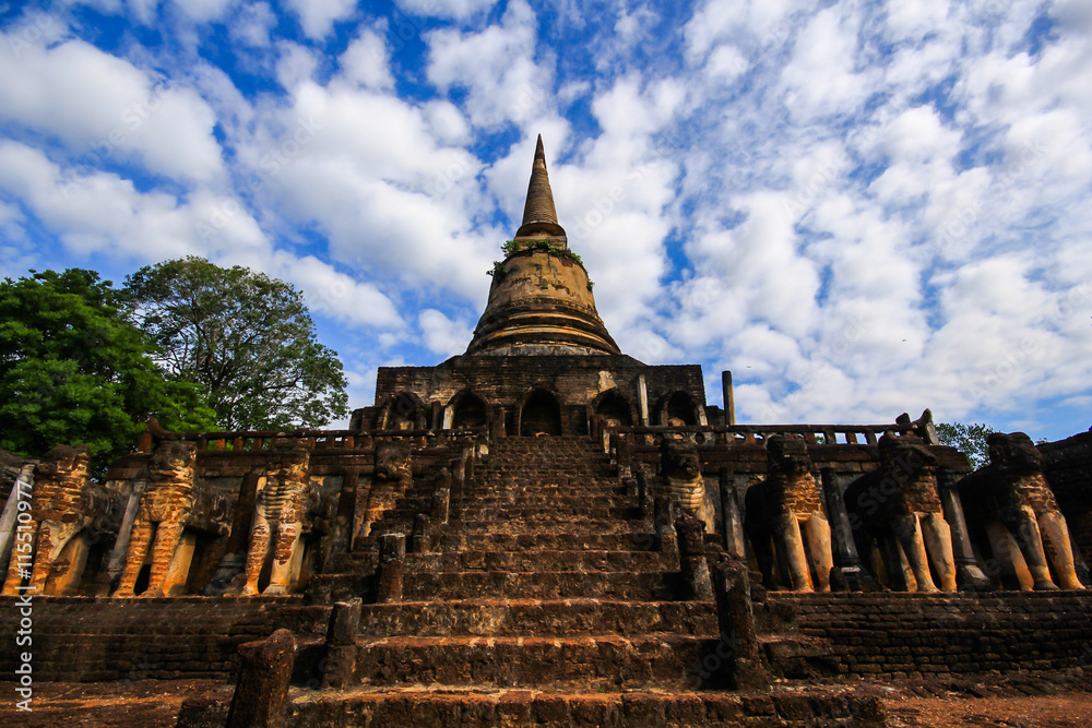 Fototapeta premium Wat Chang Lom, Si Satchanalai Historical Park at Sukhothai Thailand