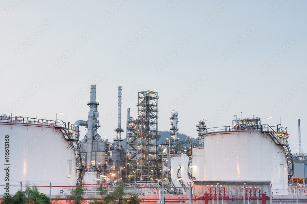 Obraz premium Oil Refinery factory at sunset