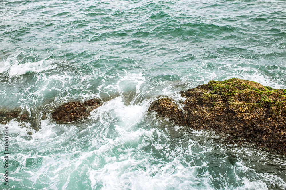 Naklejka premium The waves beat on the rocks.