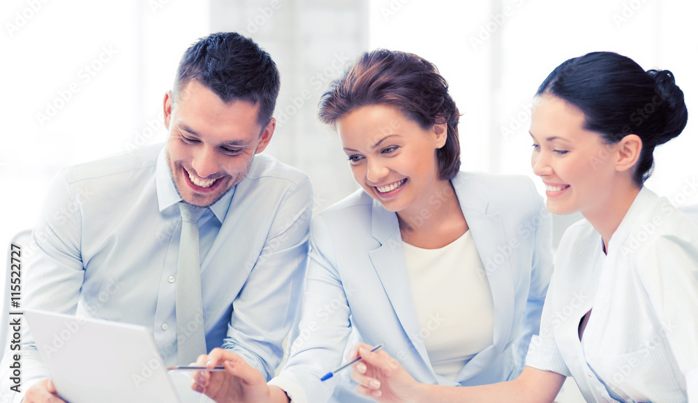 Fototapeta premium business team having discussion in office
