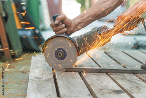 Photos Mechanic metal cutting electric saw.