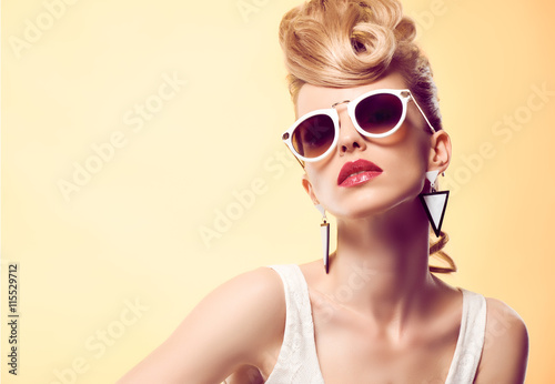 Moda portret Hipster Modelka kobiety, Stylowa fryzura. Makijaż moda. Blond sexy modelka, modne okulary przeciwsłoneczne Glamour. Figlarna bezczelna dziewczyna mody. Niezwykła fryzura z irokezem Creative.Party disco