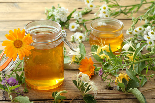 miele di fiori su sfondo tavolo di legno rustico