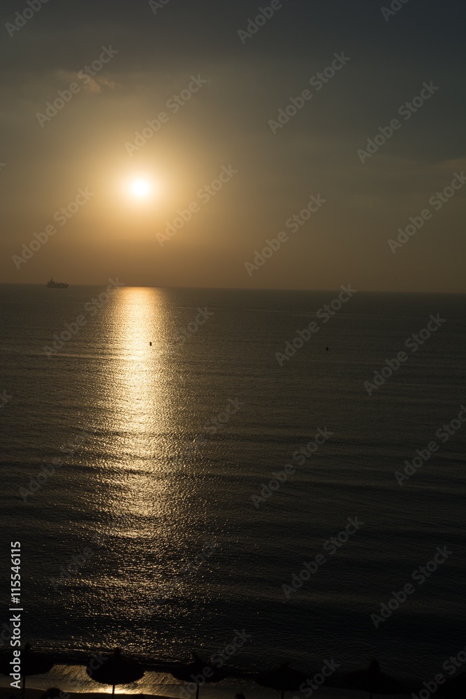 Sonnenaufgang auf der Insel im Urlaub am Strand