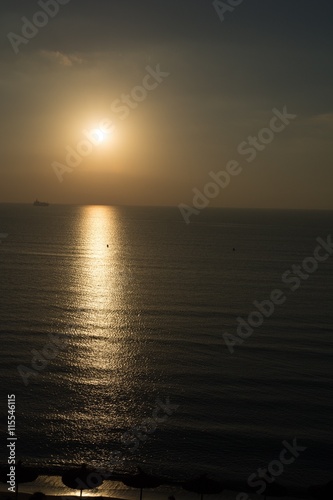 Sonnenaufgang auf der Insel im Urlaub am Strand