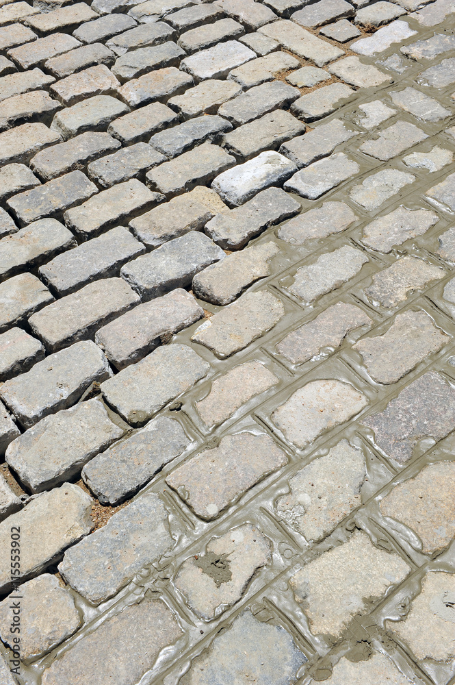 Pavimentación de una calle con adoquines de Gerena, Sevilla, España