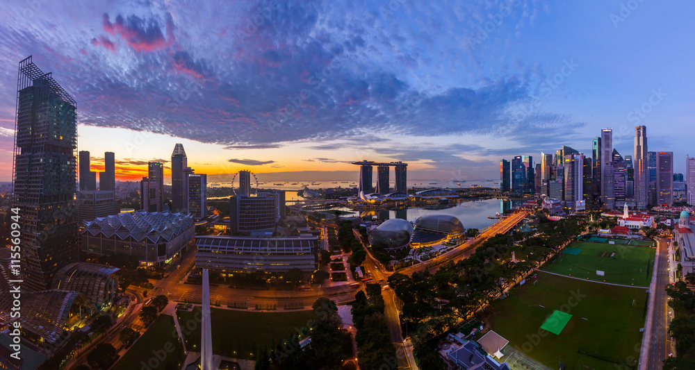Fototapeta premium SINGAPORE - APRIL 16: Singapore city skyline and Marina Bay on A