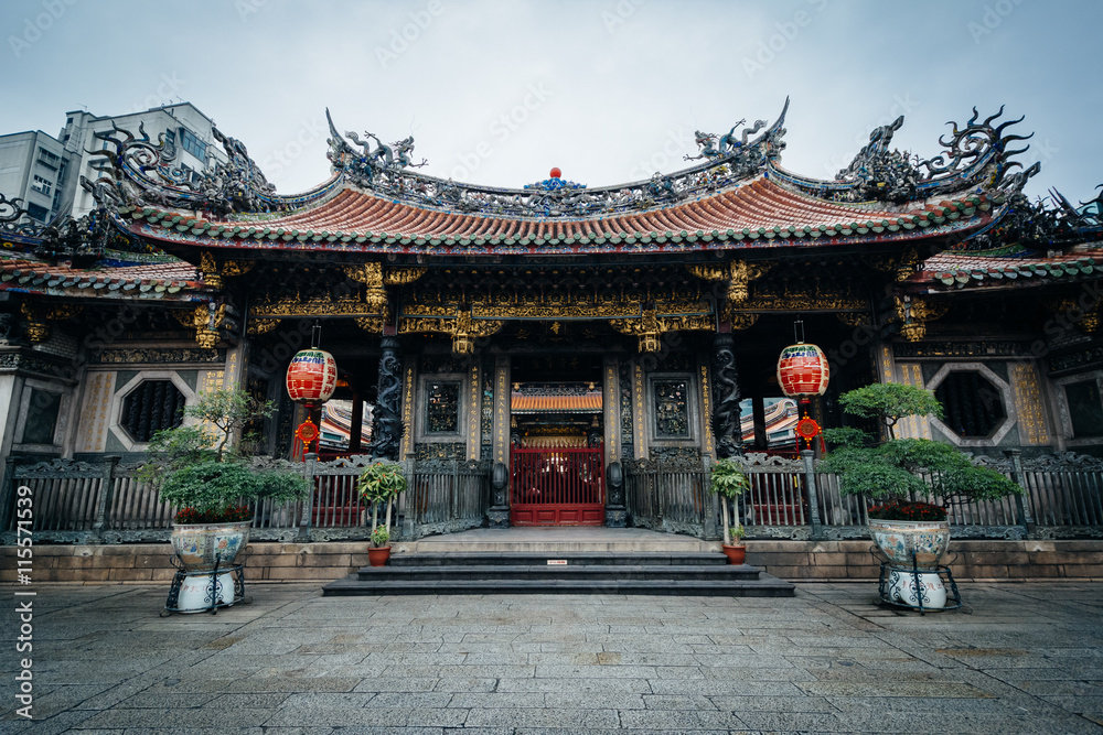 Fototapeta premium Exterior of the Longshan Temple, in Taipei, Taiwan.