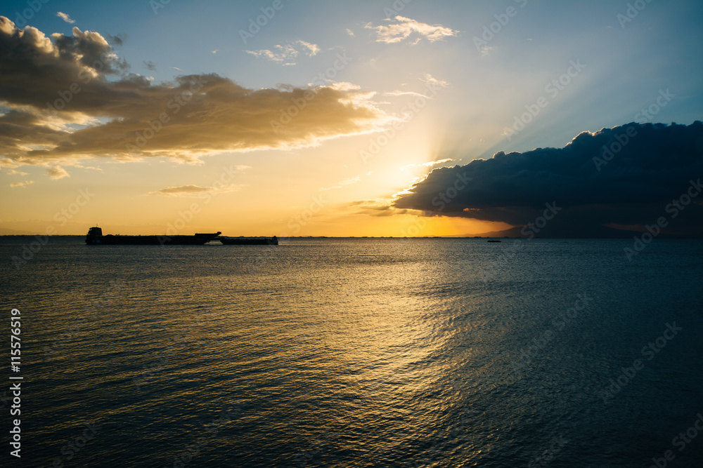 Naklejka premium Sunset over Manila Bay, seen from Pasay, Metro Manila, The Phili