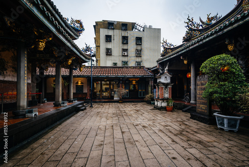 Fototapeta Naklejka Na Ścianę i Meble -  The Dalongdong Baoan Temple, in Taipei, Taiwan.