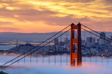 Fototapete San Francisco Niedriger Nebel am frühen Morgen an der Golden Gate Bridge  © phitha