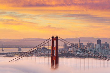 Fototapete San Francisco Niedriger Nebel am frühen Morgen an der Golden Gate Bridge  © phitha