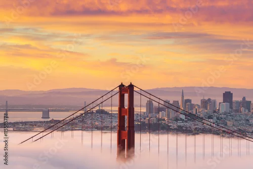 Obraz wczesny poranek i mgła przy moście Golden Gate