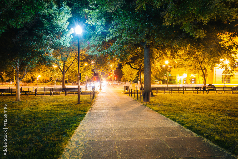 Obraz premium Dupont Circle Park nocą, w Waszyngtonie.