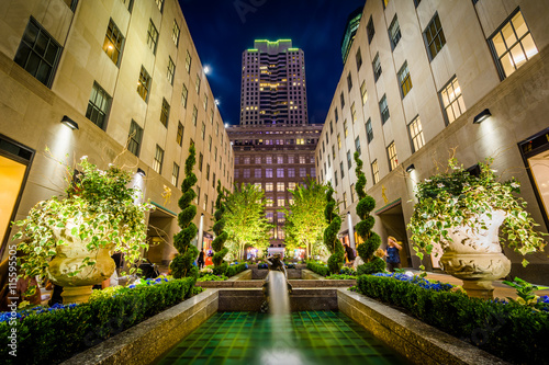 Fotografija Fountains and buildings at Rockefeller Center at night, in Midto