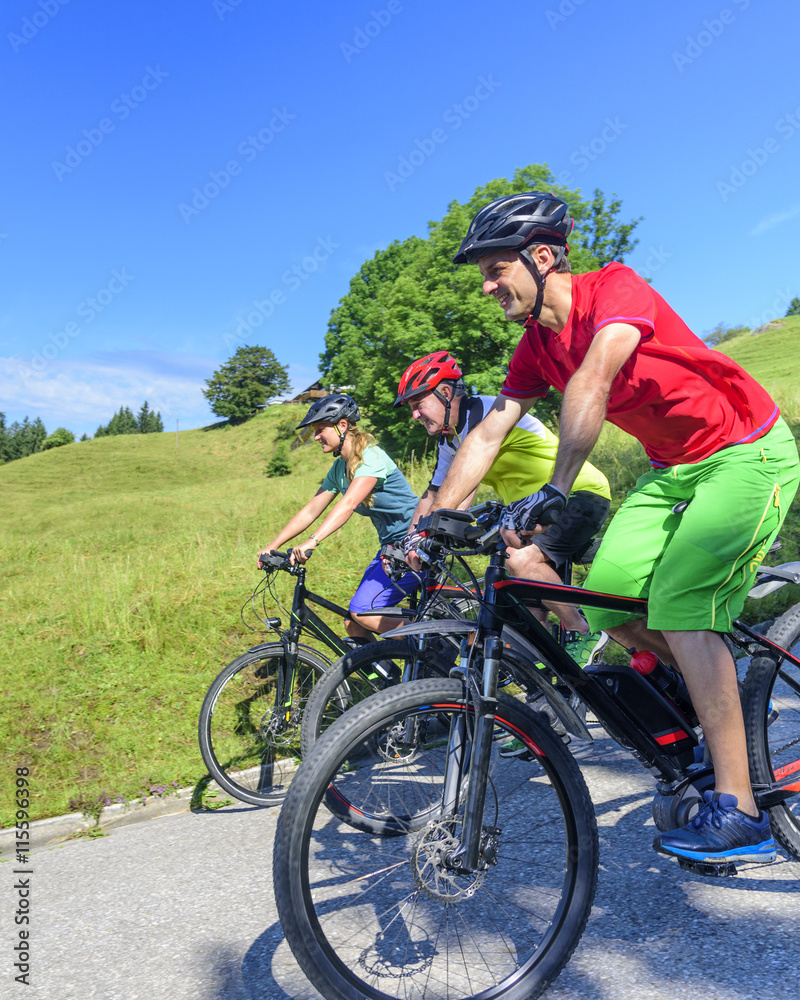 Naklejka premium gutgelaunte Radfahrer rollen mit dem Pedelec bergab