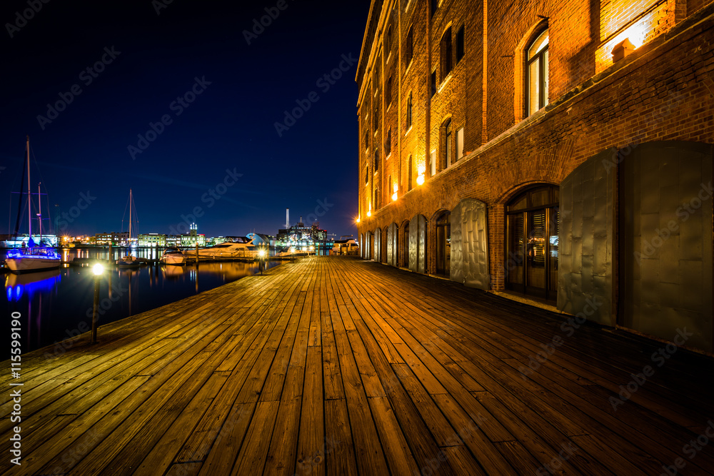 Fototapeta premium Henderson's Wharf at night, in Fells Point, Baltimore, Maryland.