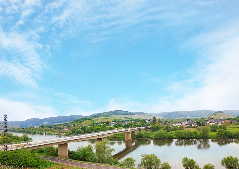 Frühlingslandschaft an der Mosel bei Mülheim, Himmel mit Freif Frühlingslandschaft an der Mosel bei Mülheim, Himmel mit Freif