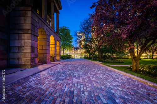Canvas Print Osgoode Hall at night, in downtown Toronto, Ontario.