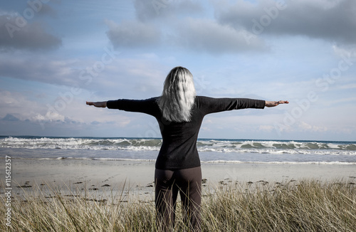 Frau mit Weißen Haaren am Meer