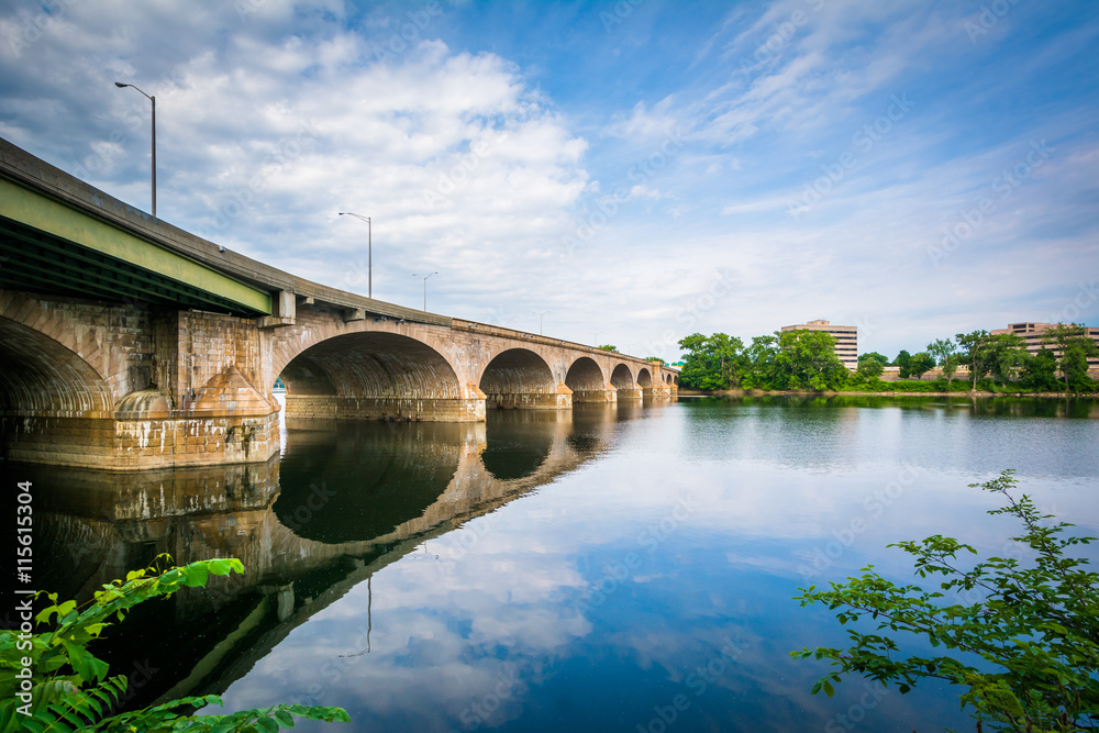 The Bulkeley Bridge over the Connecticut River, in Hartford, Con