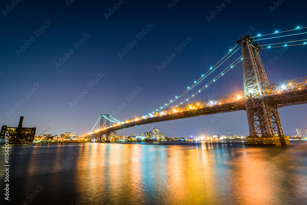 Fototapeta premium The Williamsburg Bridge at night, seen from East River Park, in