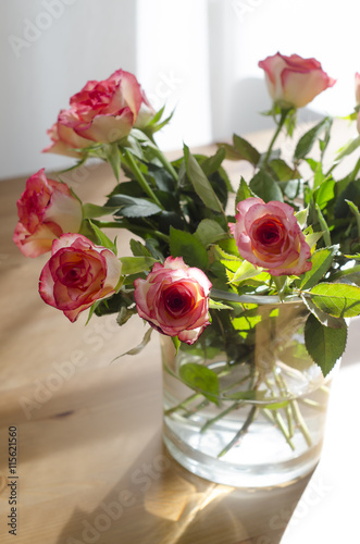 Bouquet of pink  roses on the table © Tvish