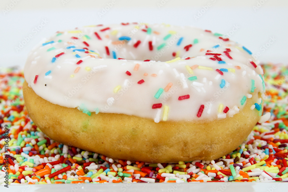Donut mit buntem Streuzucker Donut mit buntem Streuzucker