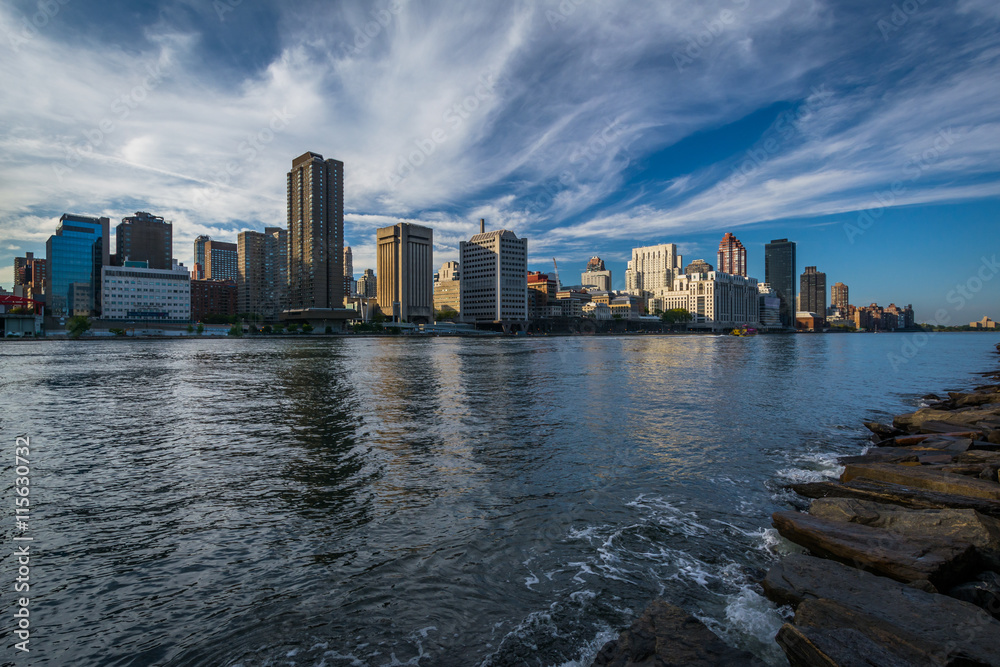 Fototapeta premium Widok na panoramę środkowego Manhattanu z wyspy Roosevelt, Ne