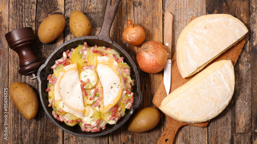 Fototapeta Naklejka Na Ścianę i Meble -  potato,bacon and reblochon-tartiflette