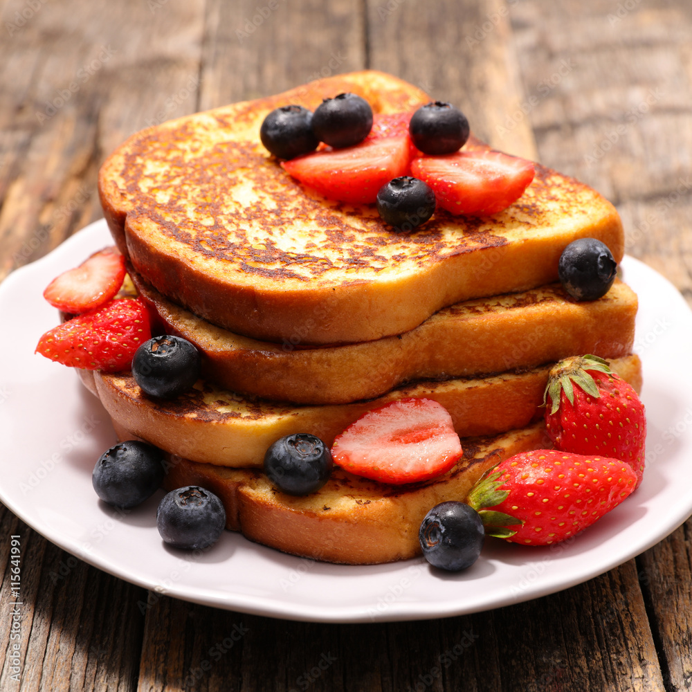 french toast with berry