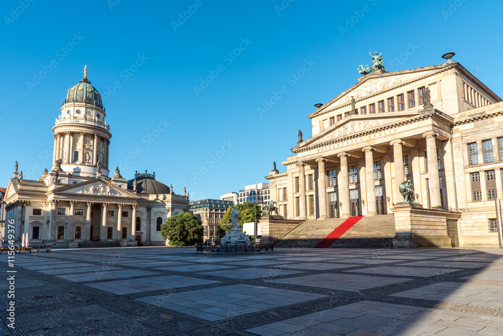 Fototapeta premium Gendarmenmarkt w Berlinie w porannym słońcu