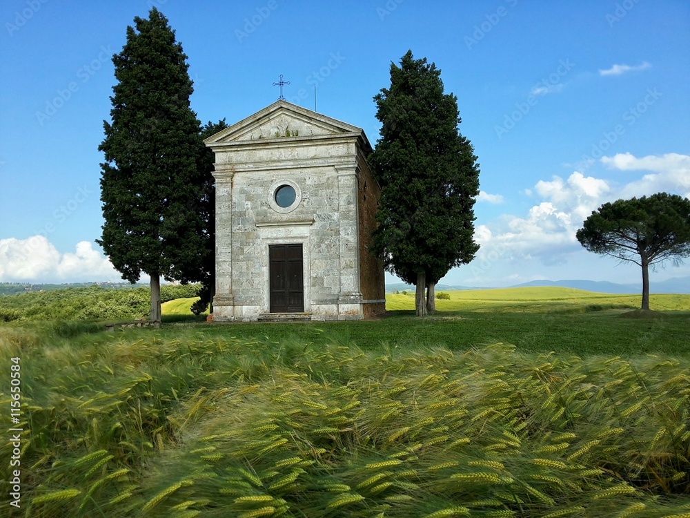 Cappella di Vitaleta immersa in un campo di grano