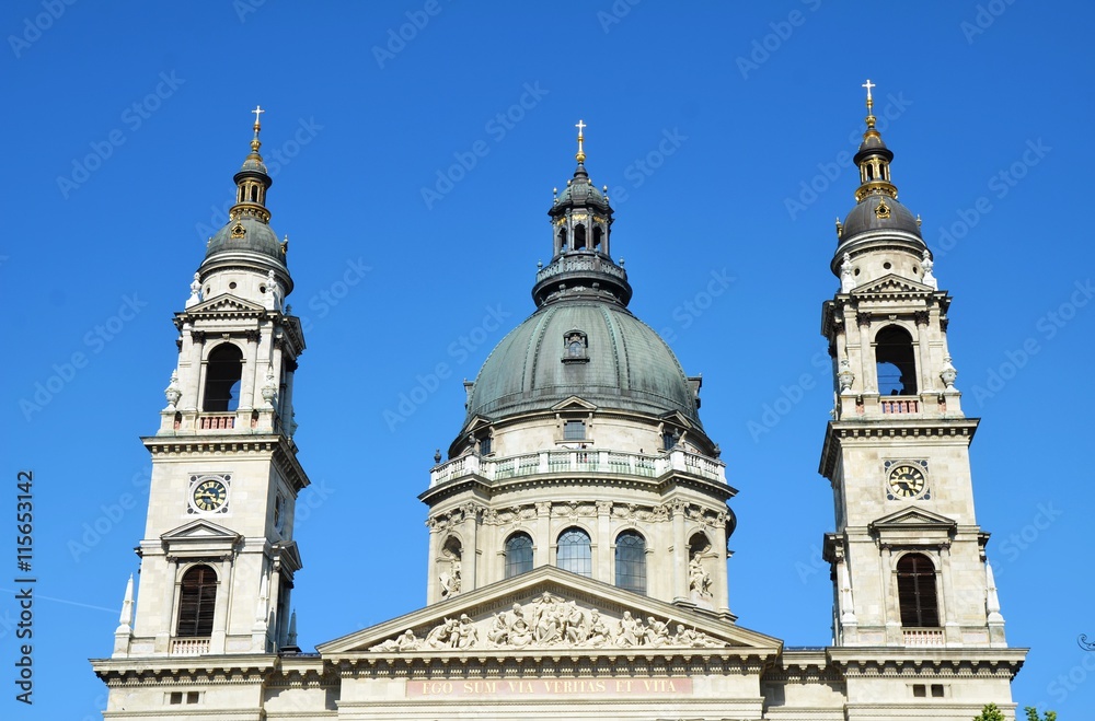 Les tours et le dôme de la Basilique Saint Etienne de Pest
