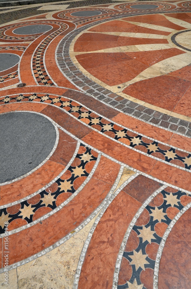 Parvis de la basilique St Etienne, marbres rouges et mosaïques
