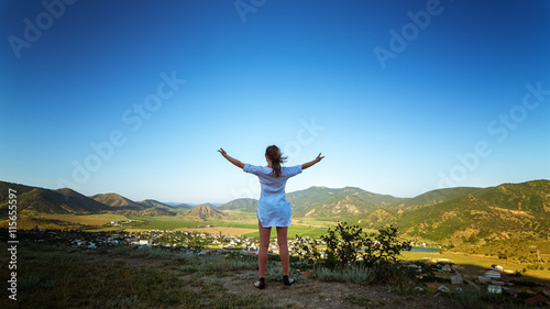 летняя панорама Крыма с холмами и с девушкой, Россия