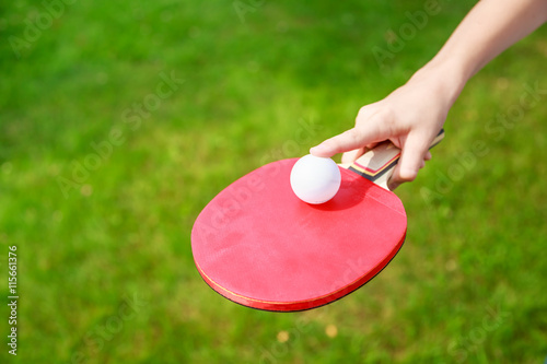 теннисная ракетка в руке подростка