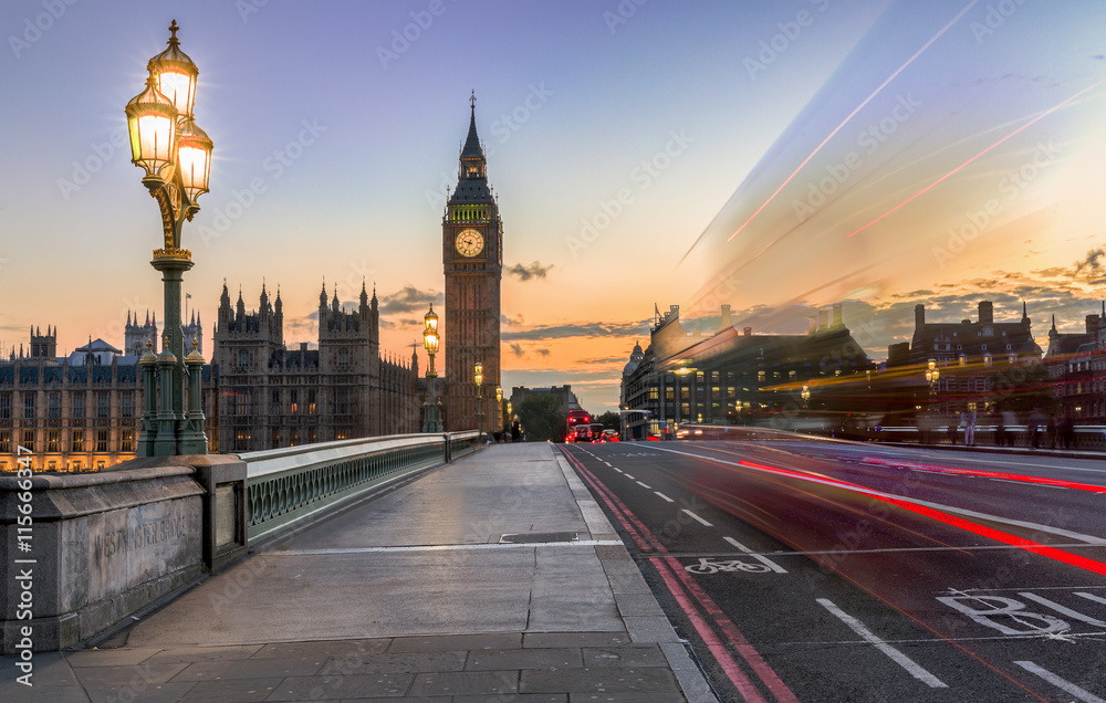 Westminster Bridge und Big Ben bei Sonnenunternag mit vorbeifahrendem Bus