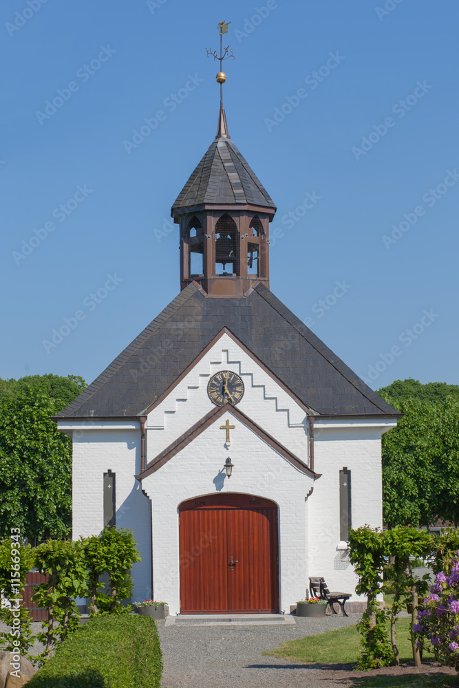 Kirche auf einem Friedhof in Schleswig.