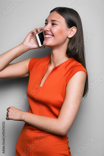 Foto Elegant brunette using smartphone