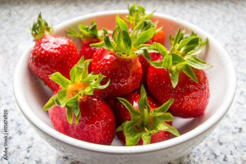 Obraz na płótnie Strawberries in a bowl w salonie