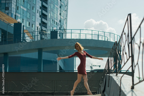 girl in a pose against the backdrop of the city