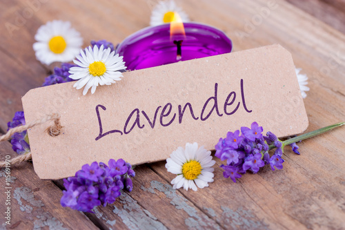 Lavendel - Deko mit Duftkerze, Lavendelblüten und Gänseblümchen