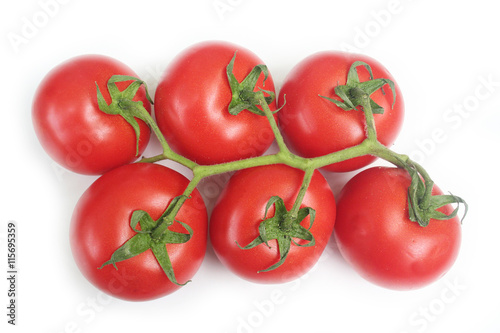 pomodori rossi tondi isolati su sfondo bianco © saratm