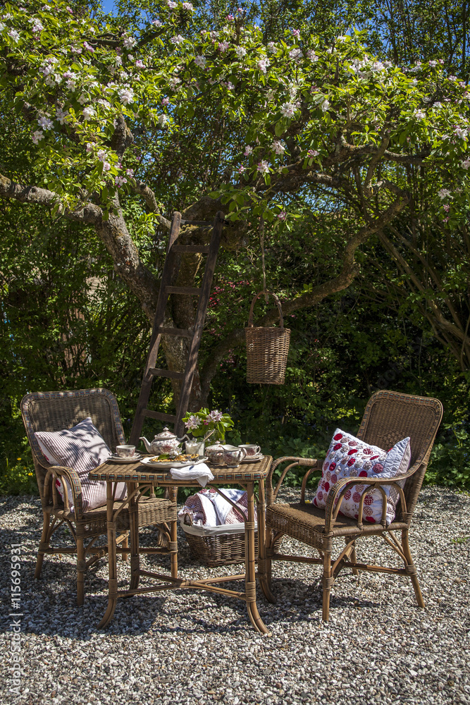 cozy table setting to enjoy summer