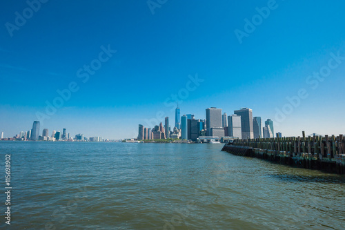 ニューヨーク、マンハッタンとジャージーシティー / ニューヨーク、ガバナーズアイランドよりマンハッタンとジャージーシティーを眺めます